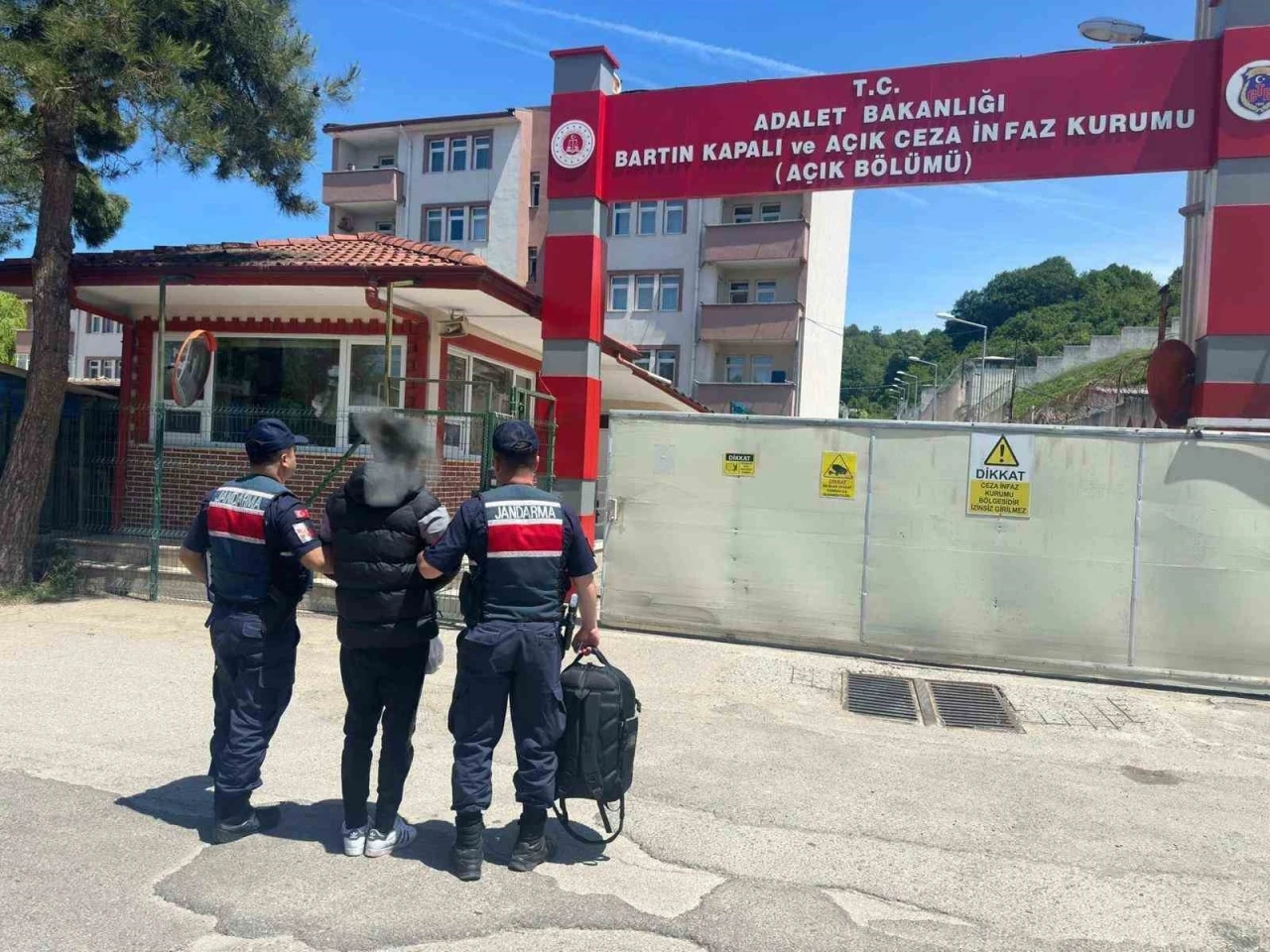 JASAT ekipleri aranan 4 kişiyi yakaladı
