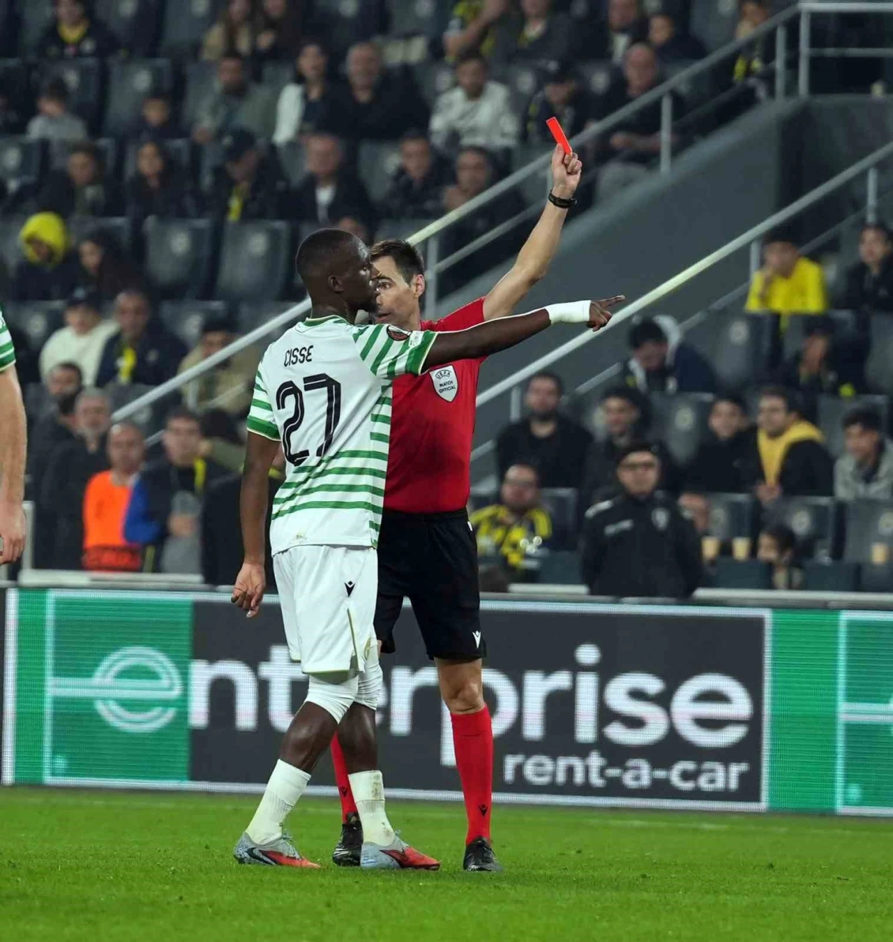 Jhon Duran, kırmızı kart gördü
