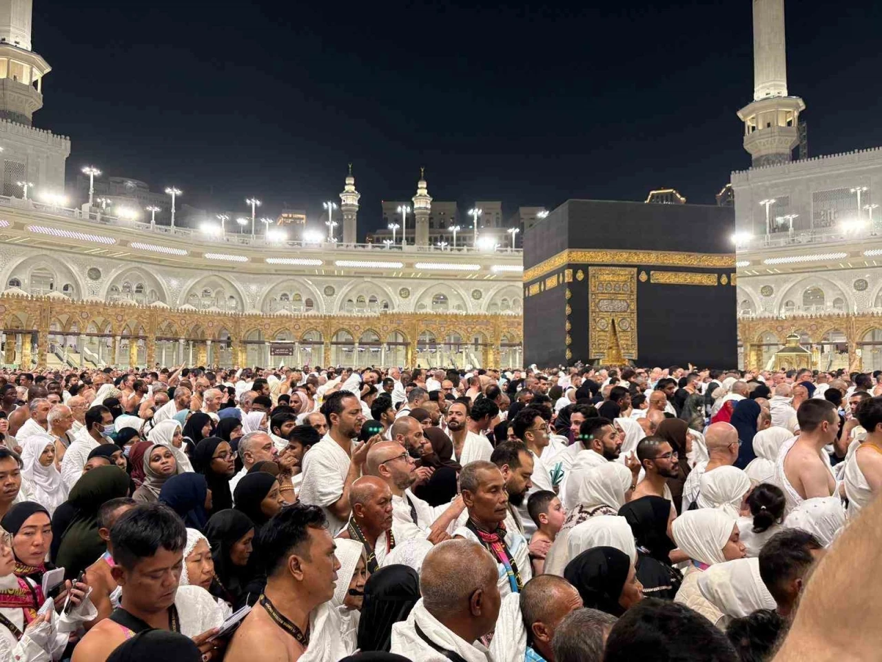 Kabe&rsquo;de tarihi yoğunluk: 12 milyonluk rekorun ardından yeni yılda insan seli
