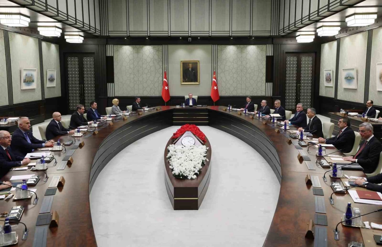 Kabine Toplantısı, Cumhurbaşkanı Recep Tayyip Erdoğan başkanlığında Beştepe&rsquo;de başladı.
