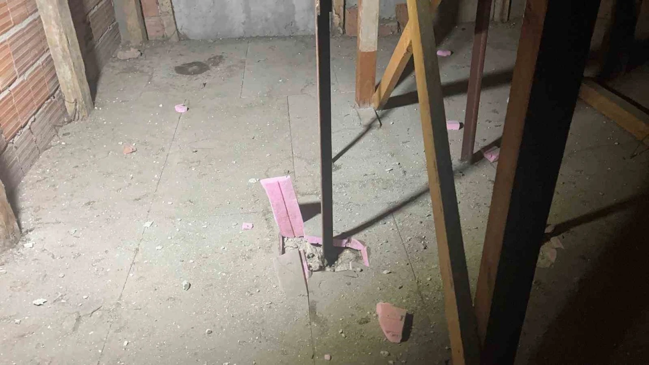 Kabus gibi gece: Yıldırım 4 katlı binanın çatısına düştü, mahalleli sokağa döküldü
