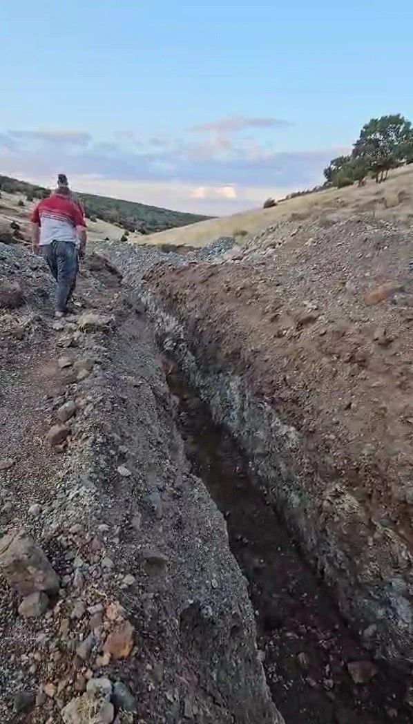Kaçak kazı ile köyden köye su götürdüler, hayvanlar susuz kaldı
