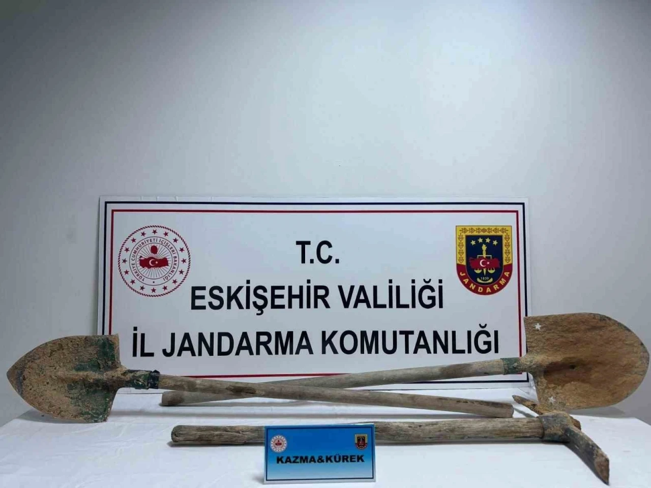 Ka&ccedil;ak kazı yapan 2 kişi su&ccedil;&uuml;st&uuml; yakalandı
