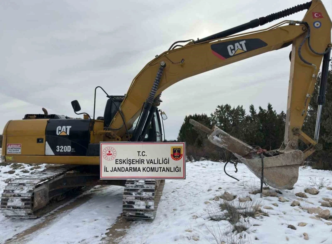 Ka&ccedil;ak kazı yapan 8 ş&uuml;pheli su&ccedil;&uuml;st&uuml; yakalandı
