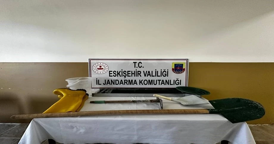 Kaçak kazı yapan şüpheliyi jandarma suçüstü yakaladı
