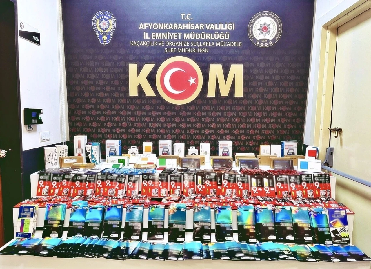 Kaçak telefon parçaları ele geçirildi
