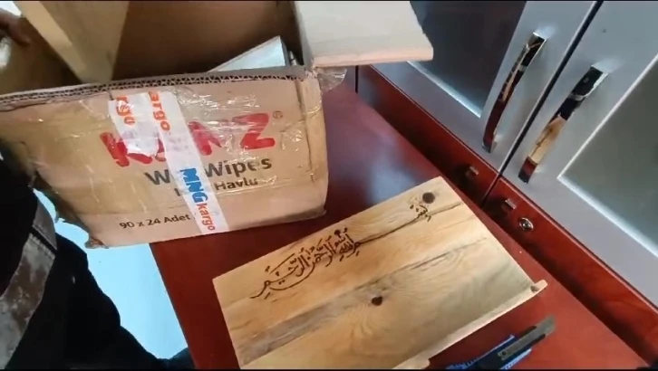 Ka&ccedil;ak telefonları rahlenin i&ccedil;erisinde ka&ccedil;ırmaya &ccedil;alışan kişi yakalandı
