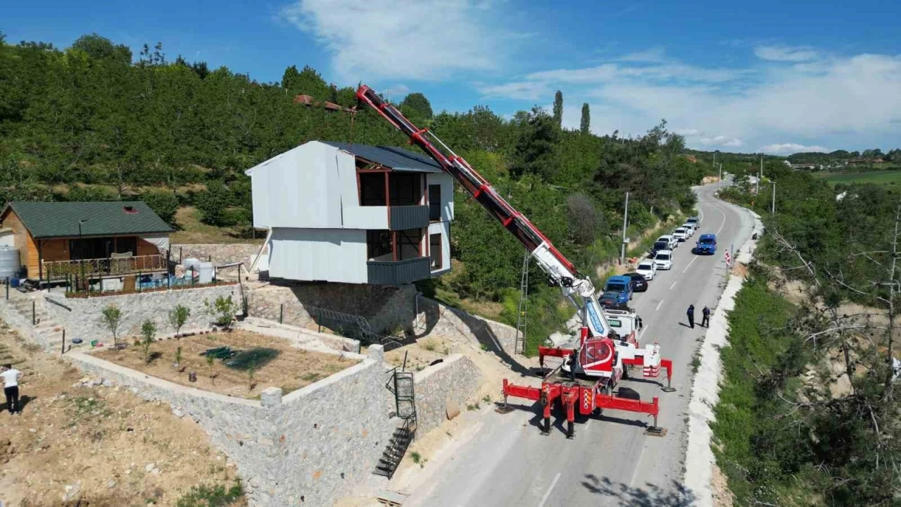 Kaçak villayı vinçle taşıdı
