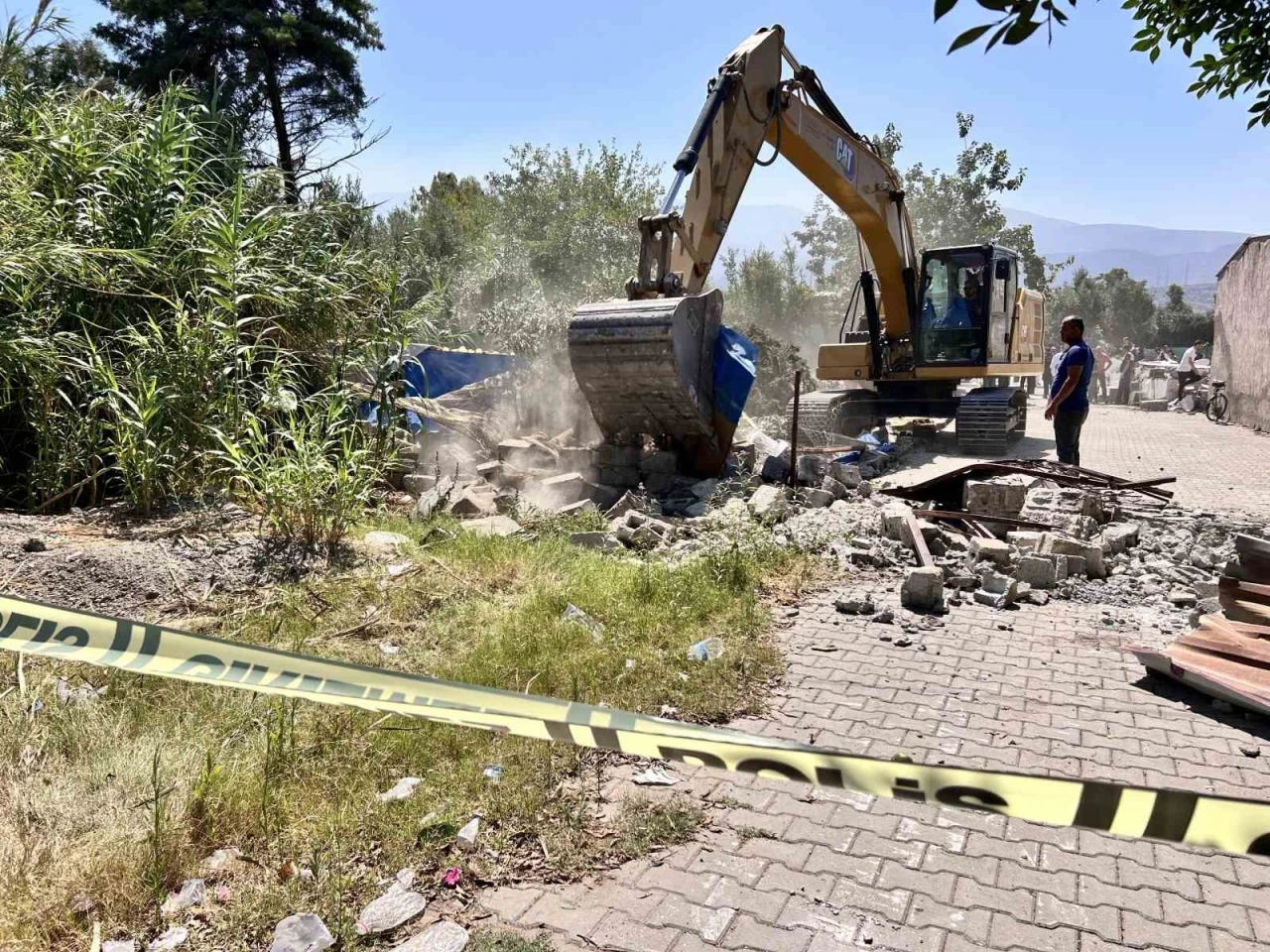 Kaçak yapı yıkımında gerginlik: 1 yaralı, 2 gözaltı
