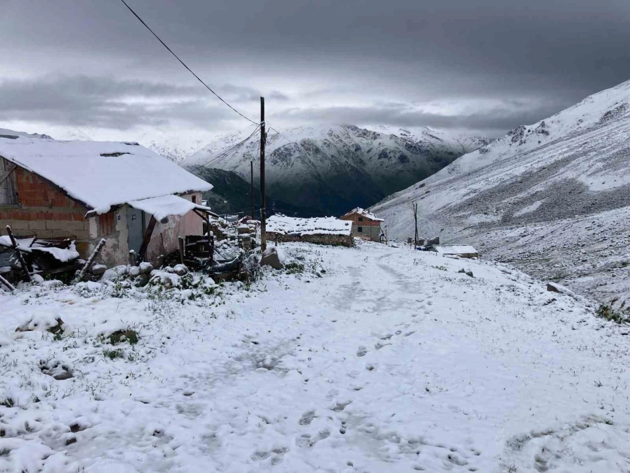 Kaçkar Dağları’ndan turistlere ‘Beyaz sürpriz’
