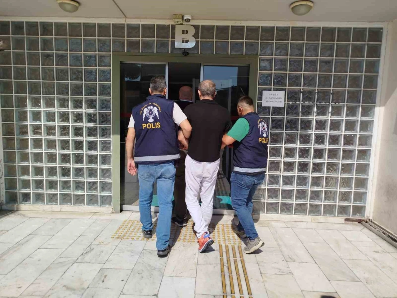 Kaçmaya çalıştı, ama polisler yakaladı
