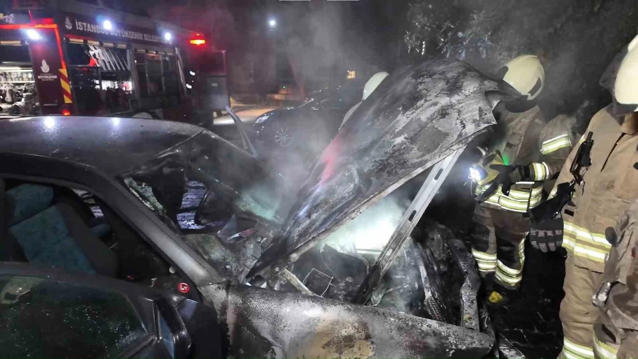 Kadık&ouml;y&rsquo;de apartman otoparkında otomobil alev aldı
