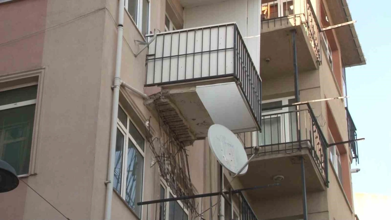 Kadıköy’de bir binanın 3. katındaki balkon çöktü
