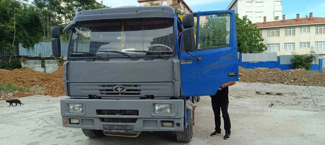 Kadık&ouml;y&rsquo;de boş arsaya ka&ccedil;ak toprak d&ouml;ken plakasız kamyona 287 bin lira ceza
