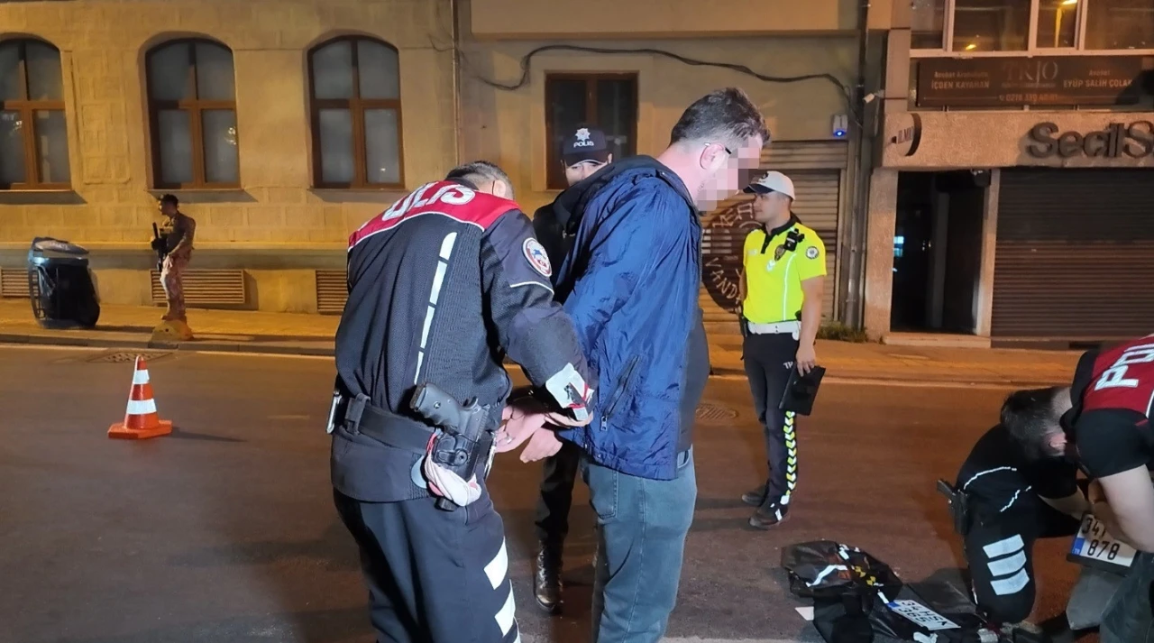 Kadık&ouml;y&rsquo;de helikopter destekli asayiş denetimi: Motosikletli uyuşturucu ticaretinden g&ouml;zaltına alındı
