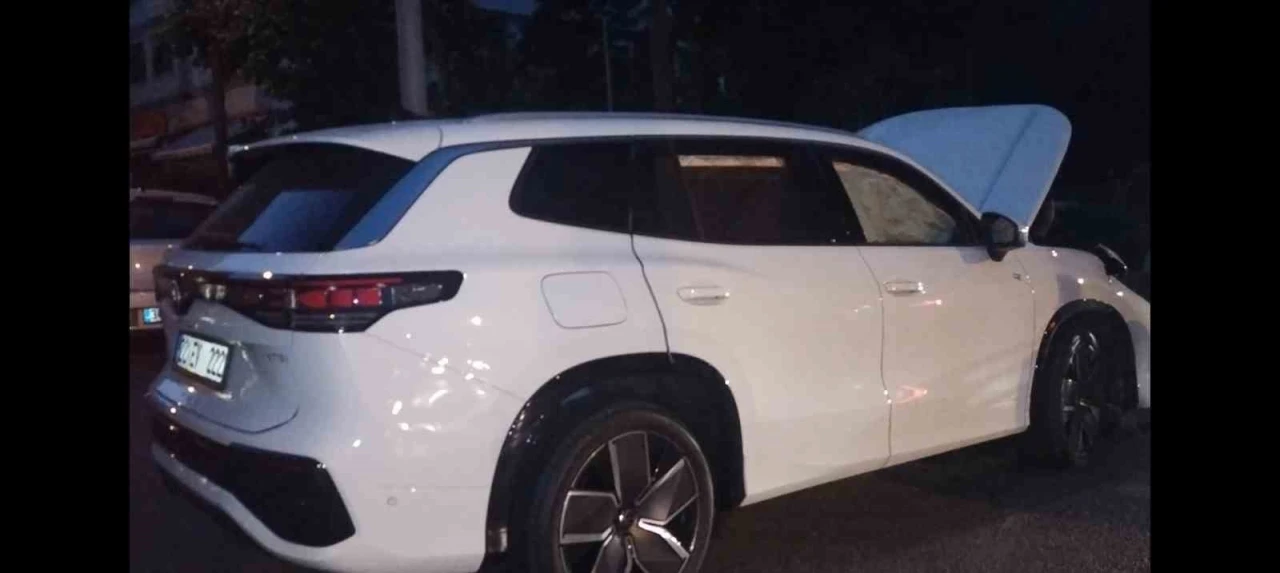 Kadık&ouml;y&rsquo;de iki otomobil &ccedil;arpıştı: 2 yaralı
