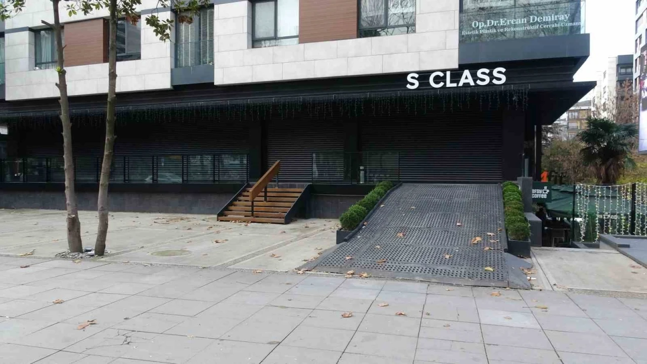 Kadık&ouml;y&rsquo;de l&uuml;ks oto galerisi boşaltıldı: 11 milyar TL&rsquo;lik vurgun iddiası
