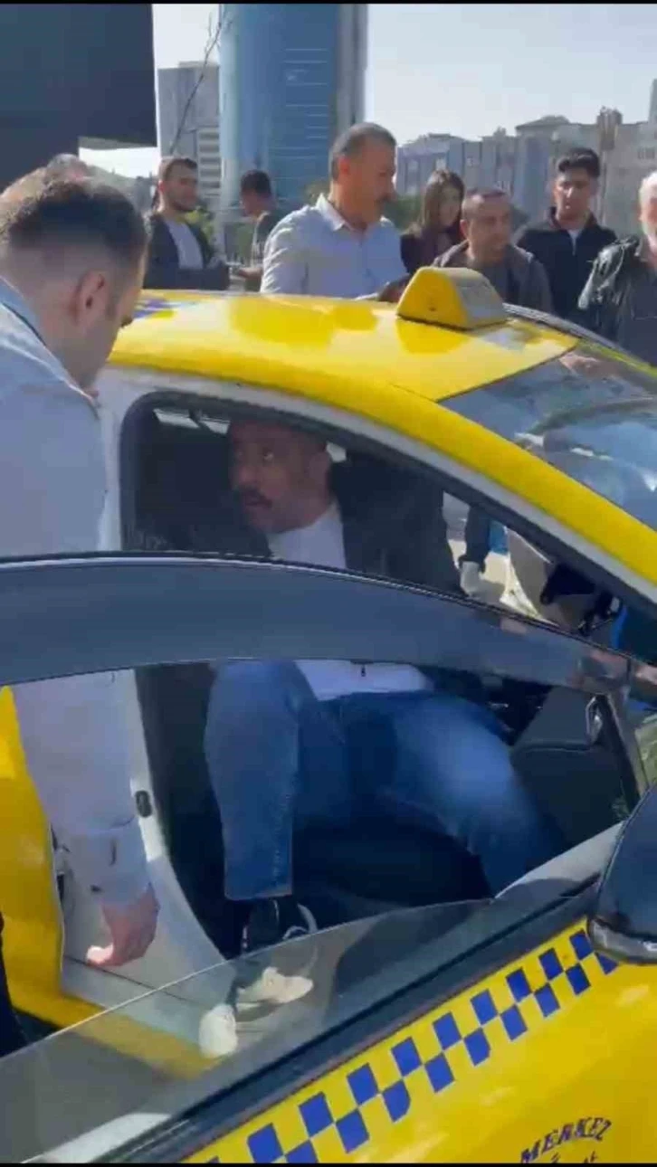 Kadık&ouml;y&rsquo;de taksiyle ka&ccedil;an taciz ş&uuml;phelisini vatandaşlar yakaladı
