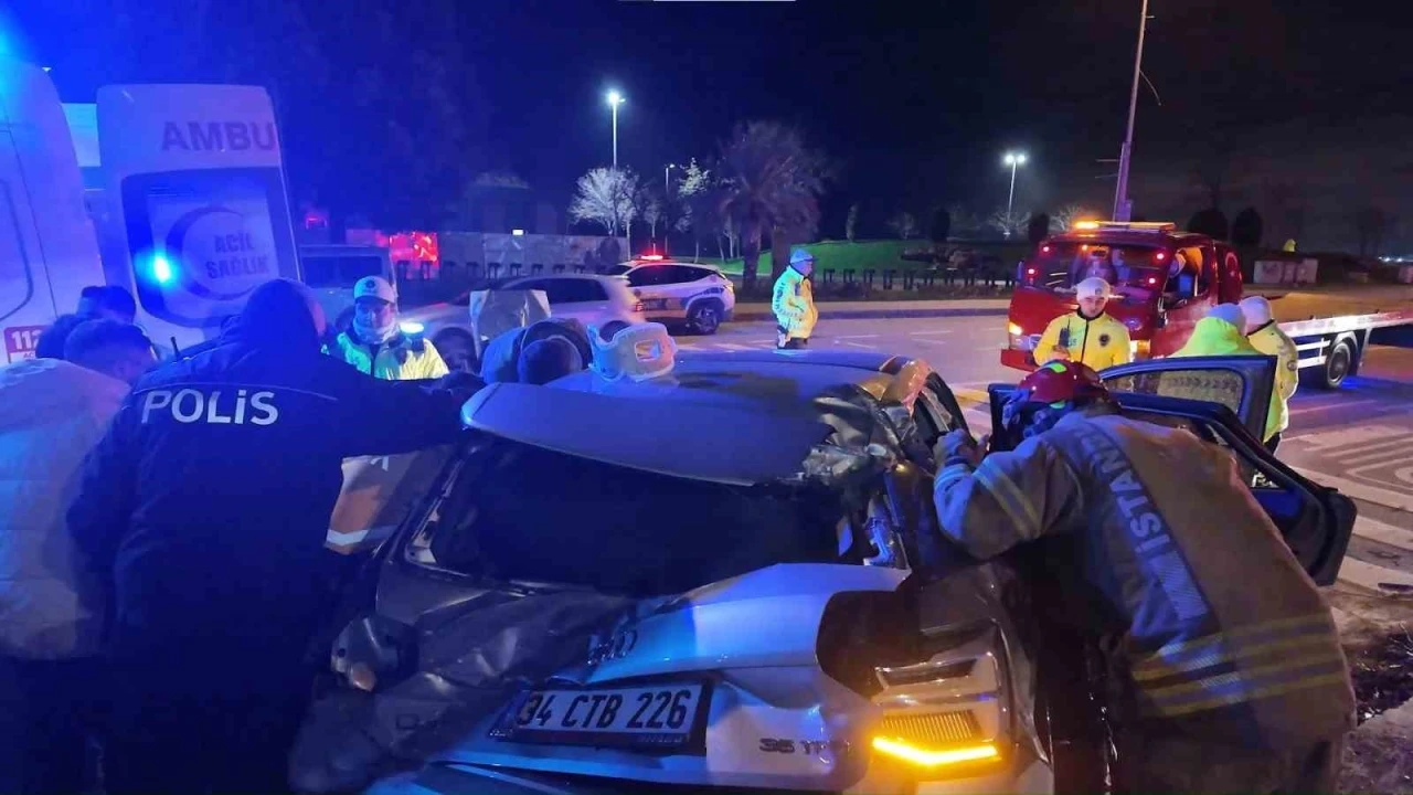 Kadık&ouml;y&rsquo;de virajı alamayan s&uuml;r&uuml;c&uuml;, takla atıp elektrik direğini devirdi
