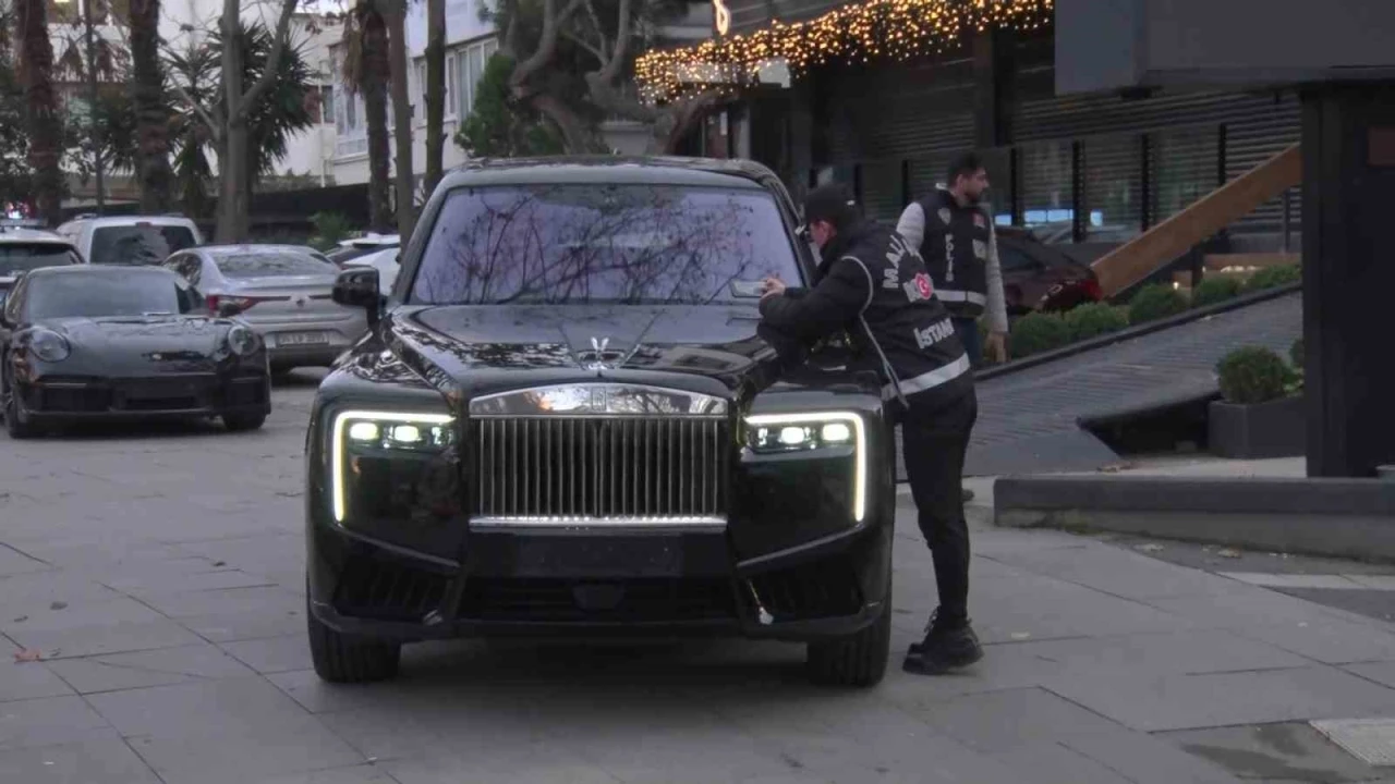 Kadık&ouml;y&rsquo;de vurgun iddiasıyla g&uuml;ndeme gelen galeriye operasyon
