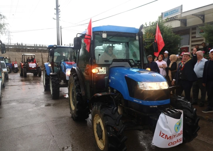 Kadın çiftçiler traktöre bindi, şehir merkezine indi
