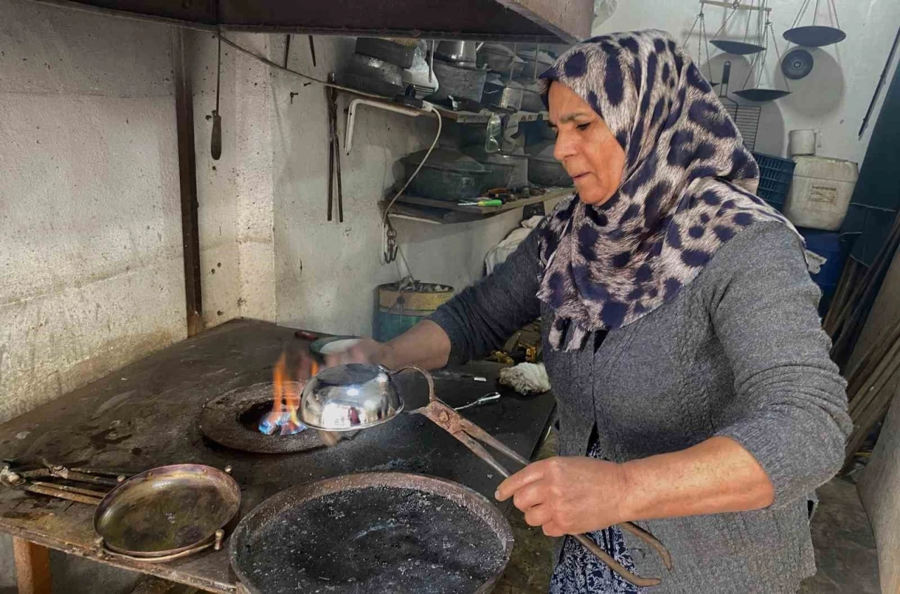 Kadın eliyle yarım asırlık kalaycılık
