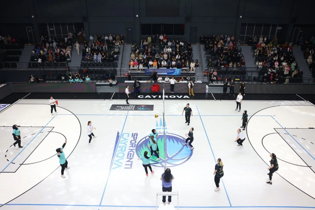 Kadın kursiyerler voleybol maçında hünerlerini konuşturdu
