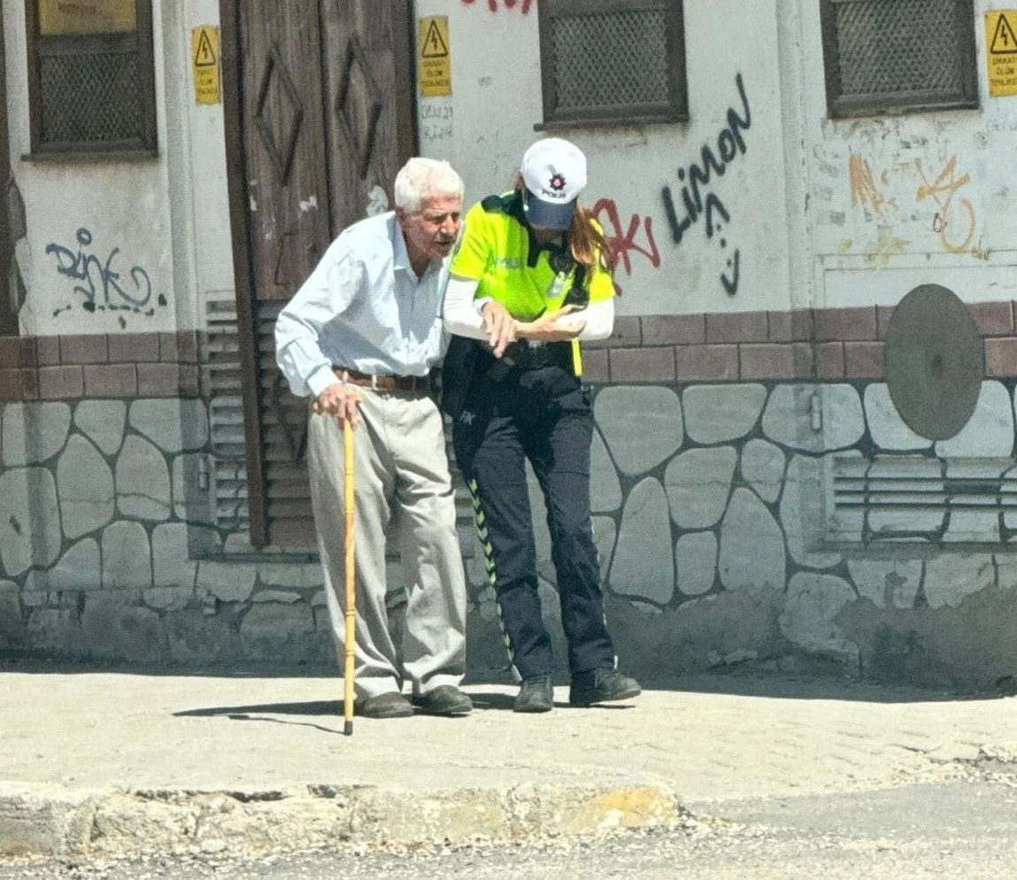 Kadın trafik polisi yaşlı vatandaşın yardımına koştu
