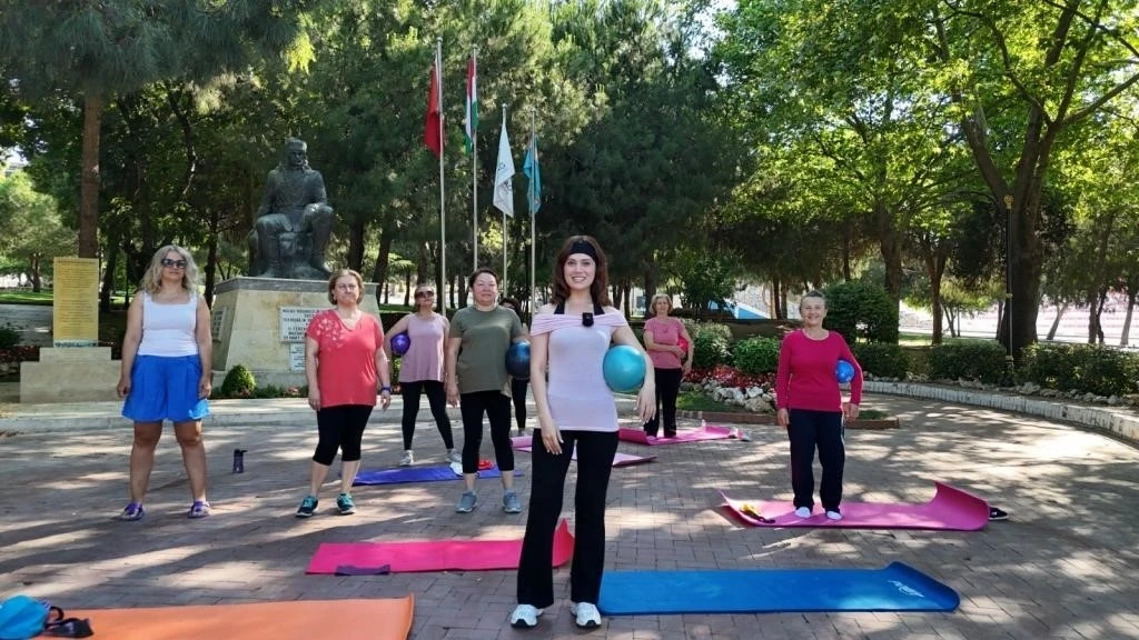 Kadınlar a&ccedil;ık havada g&uuml;ne sporla başlıyor

