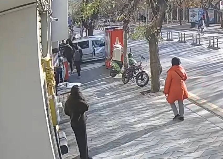 Kadınlar arasında &ccedil;ıkan kavga kameraya yansıdı
