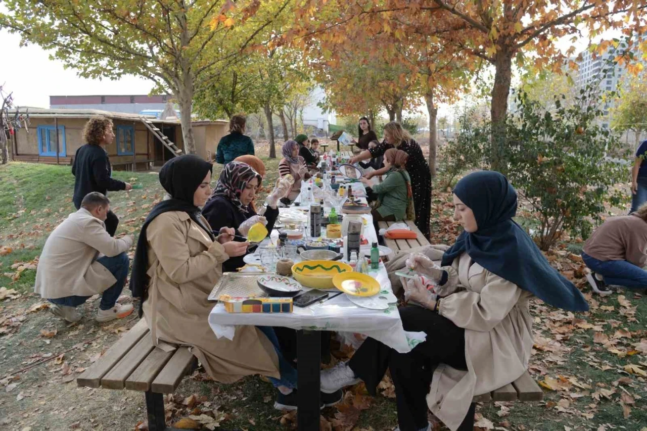 Kadınlar atölyede atıkları dönüştürüyor
