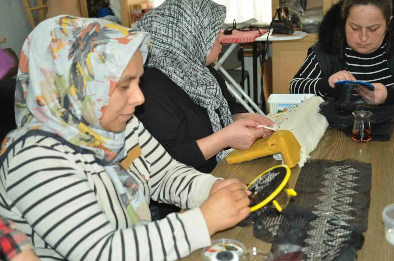 Kadınlar bu kurslarda hem sosyalleşiyor hem &ouml;ğreniyor
