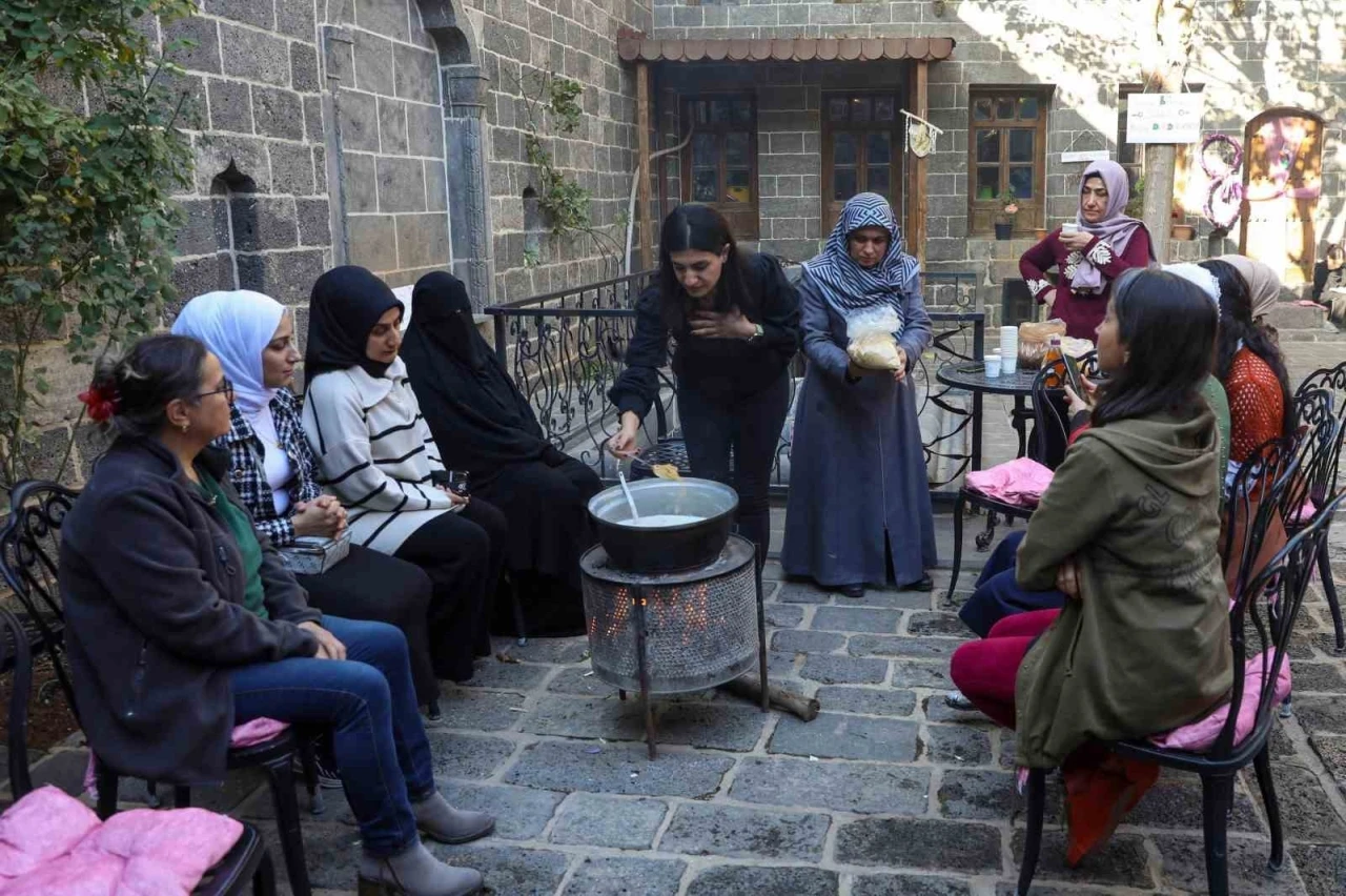Kadınlar doğal şifa karışımlarını öğreniyor
