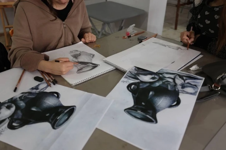 Kadınlar hem eğleniyor hem &ouml;ğreniyor
