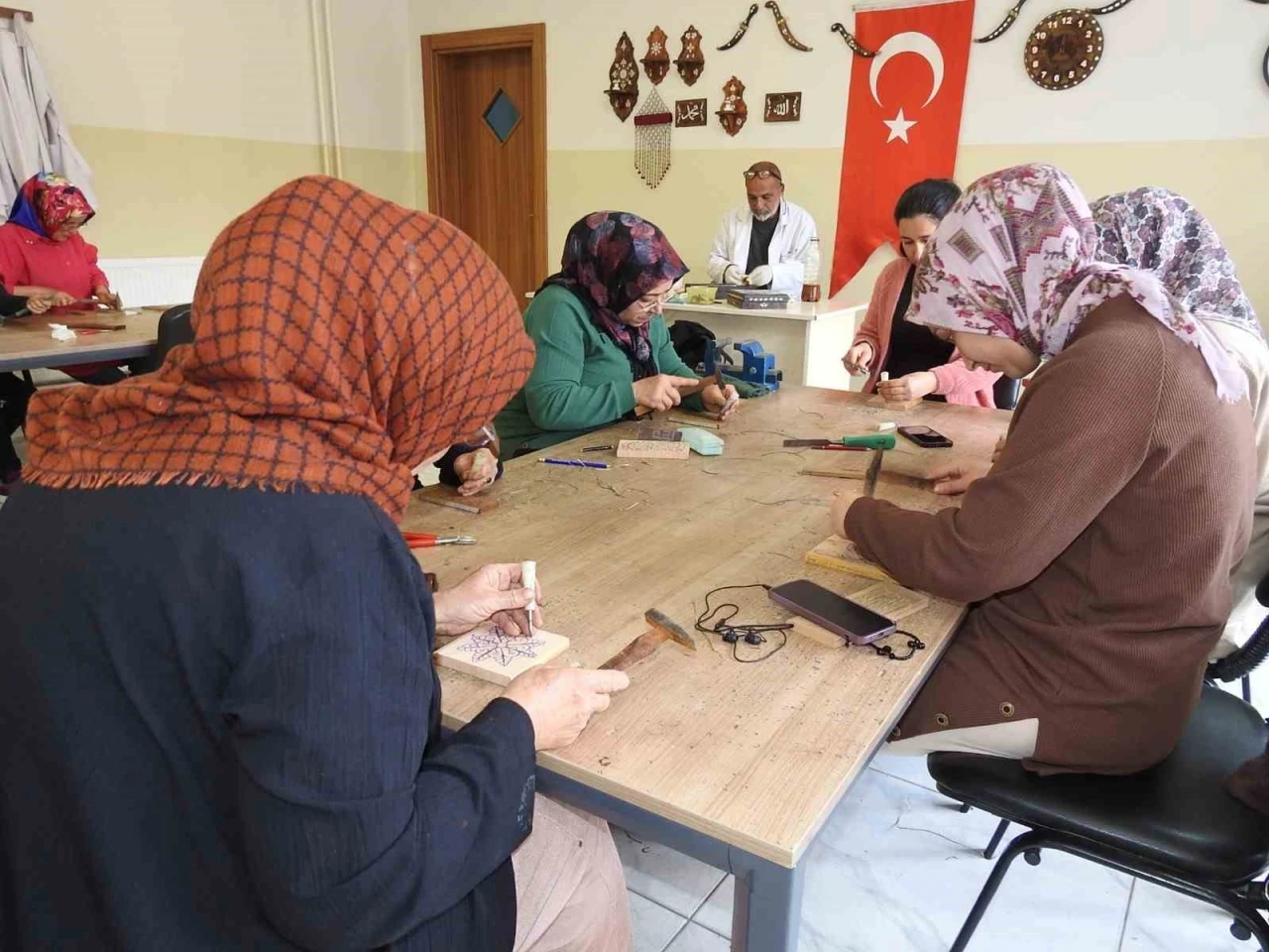Kadınlar, sedef kakma işlemeciliğini Şahinbey Belediyesi Tesisilerinde öğreniyor
