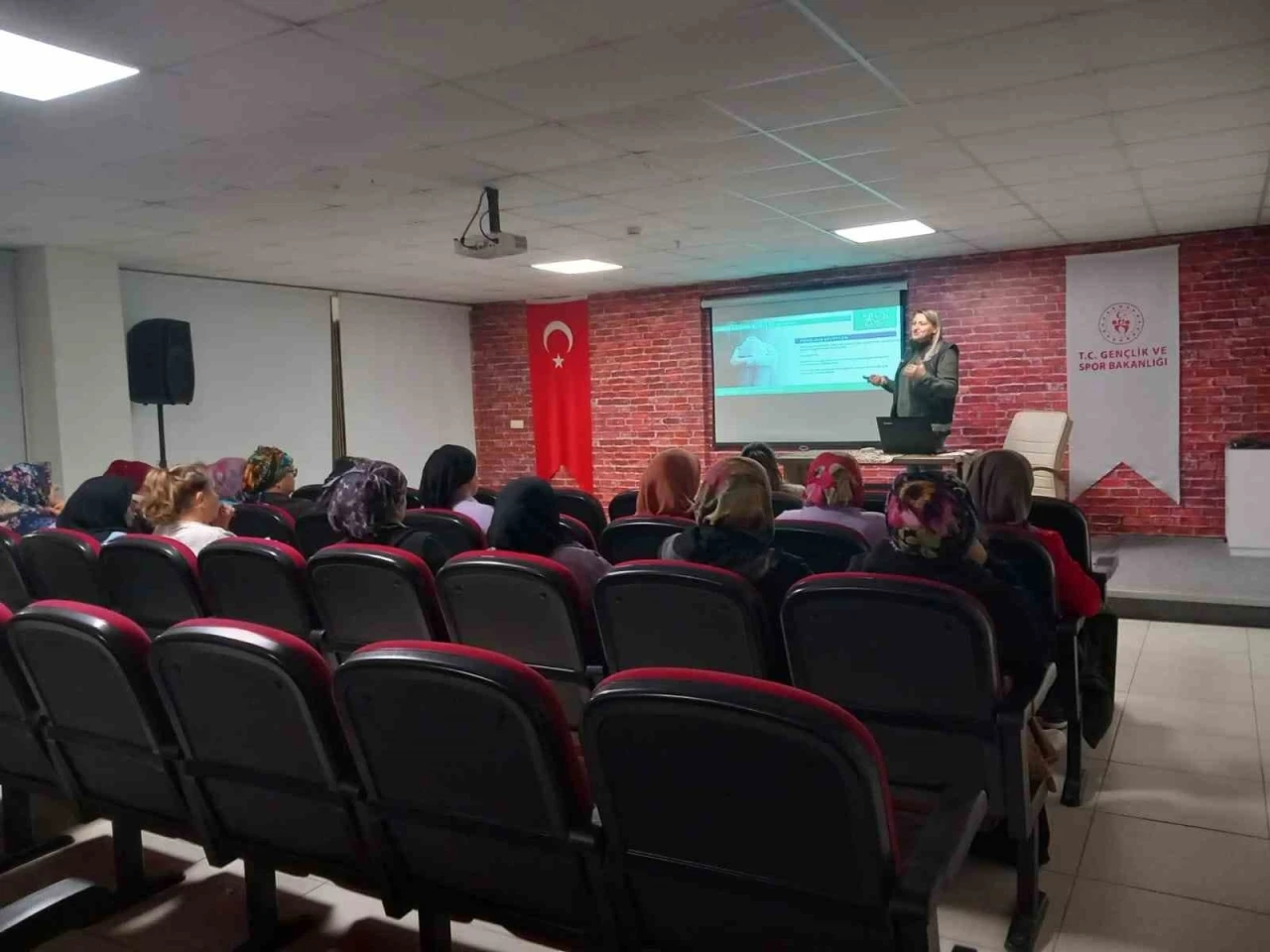 Kadınlara en iyi narkotik polisi anne eğitimi verildi
