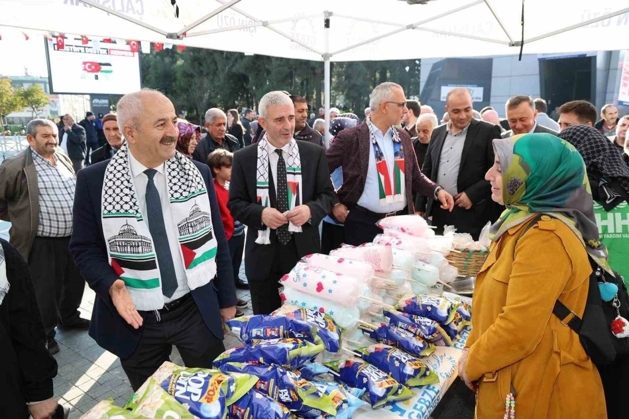 Kadınların el emeği ürünleri Filistinliler için satışa sunuldu
