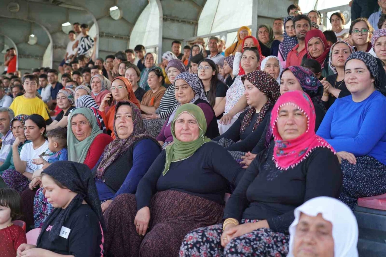 Kadınların ilgi g&ouml;sterdiği futbol turnuvası başladı: Tepeler seyirciyle doldu
