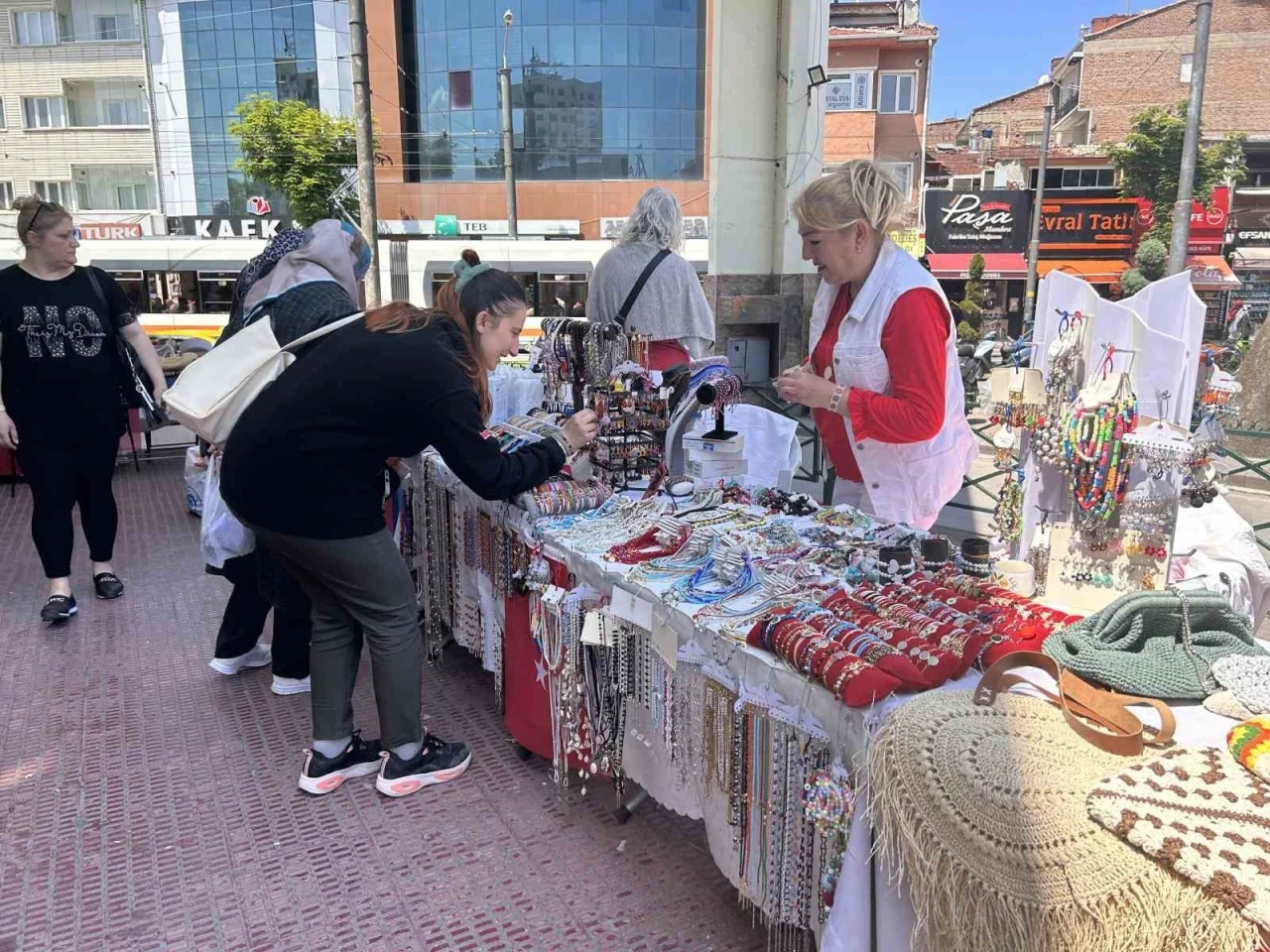 Kadınların ürettiği el emeği ürünler ev ekonomisine katkı sağlıyor
