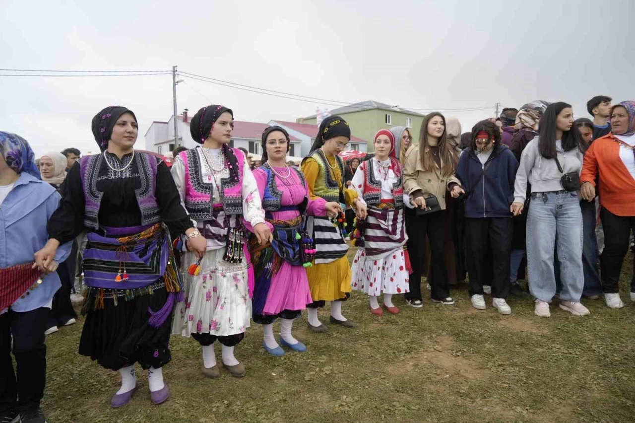 Kadırga Ot&ccedil;u Şenliği binlerce kişiyi buluşturdu
