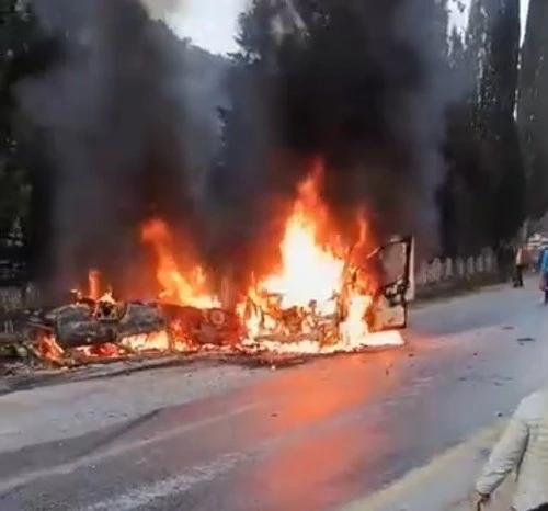 Kafa kafaya &ccedil;arpışan ara&ccedil;lar &ccedil;ıkan yangında k&uuml;le d&ouml;nd&uuml;
