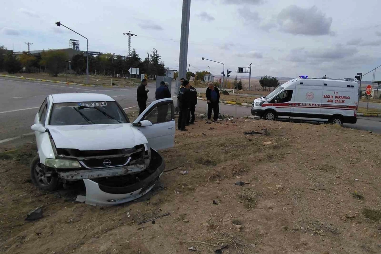 Kafa kafaya çarpışan otomobiller hurdaya döndü: 4 yaralı