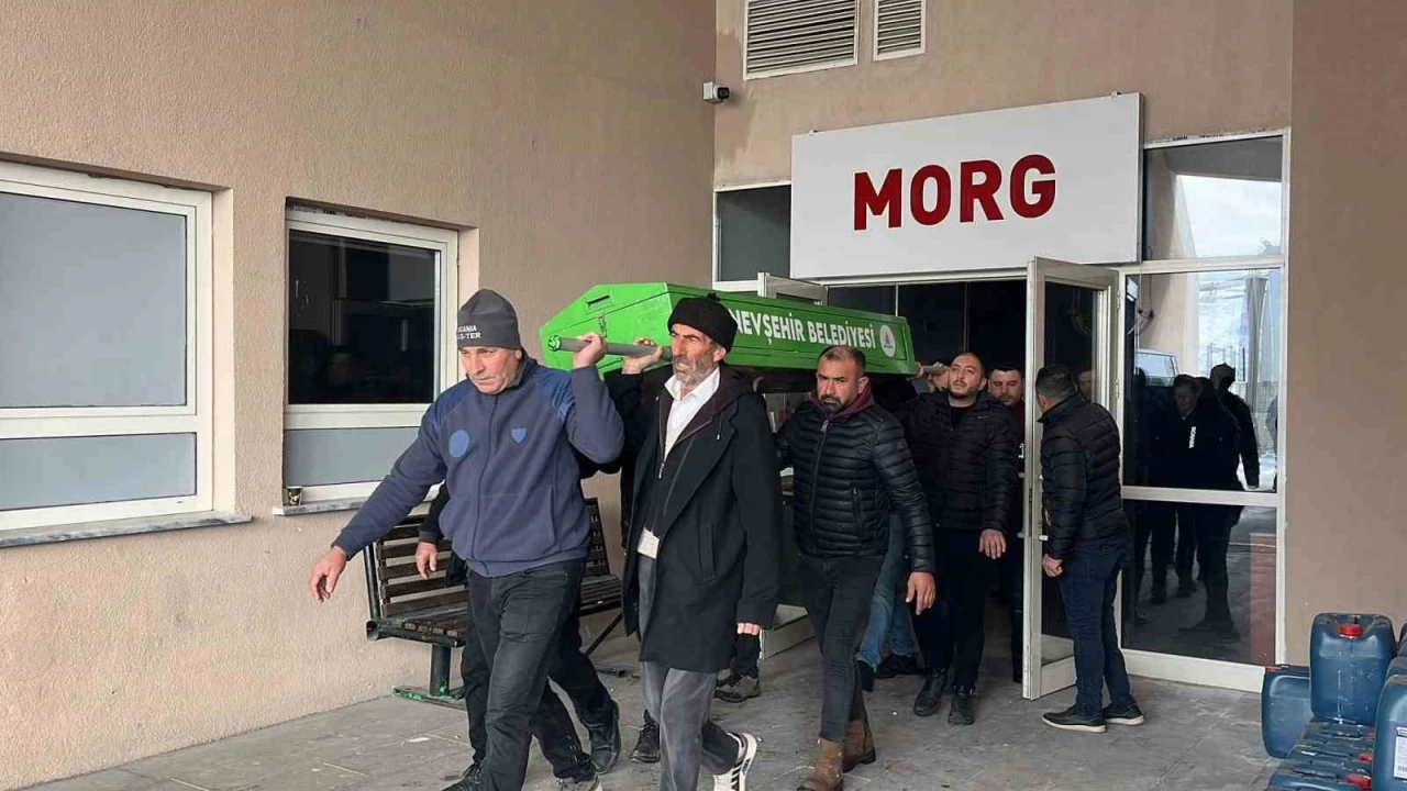 Kafası bazaya sıkışan minik Amine &ouml;ld&uuml;
