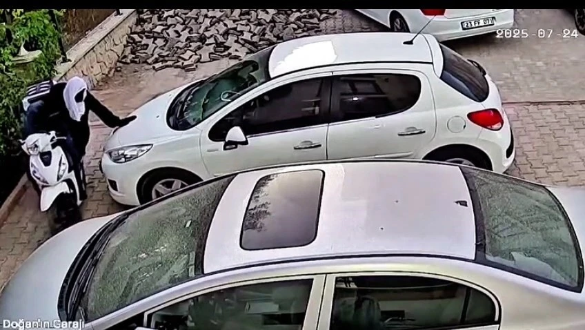 Kafasına atlet ve kask geçirerek hırsızlık girişiminde bulunan 2 şahıs kamerada
