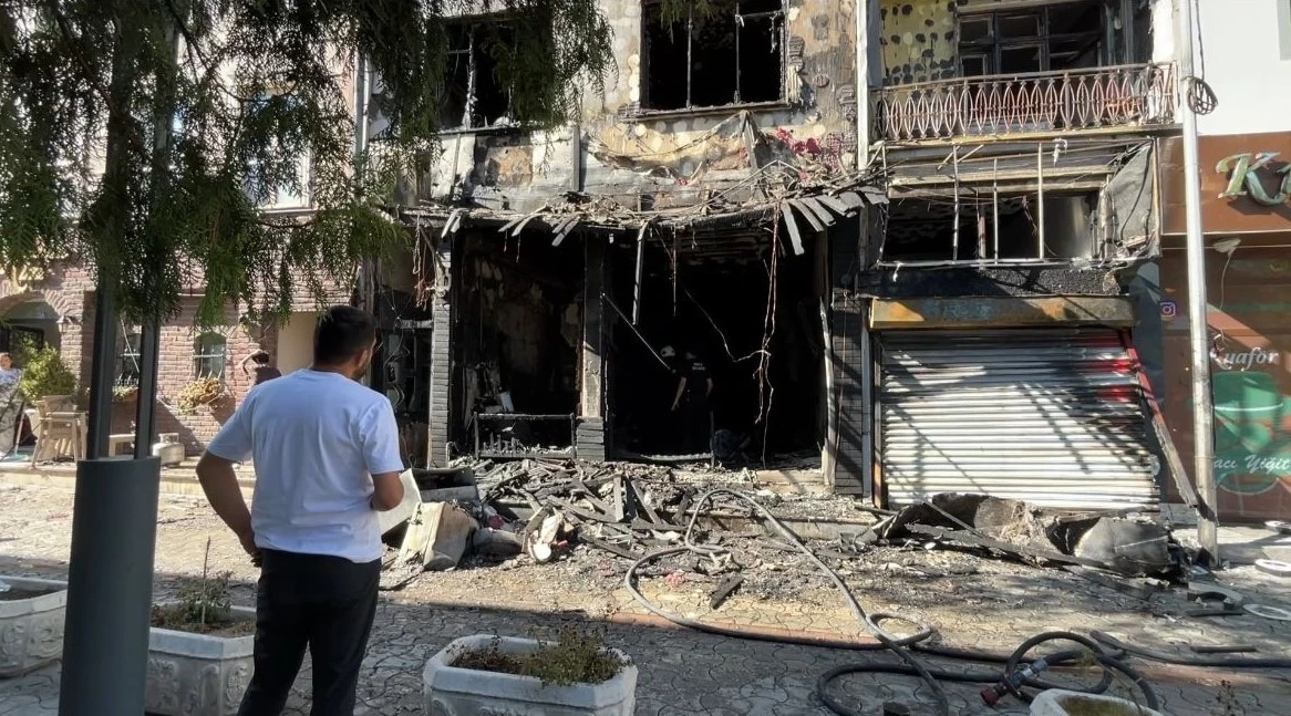 Kafede çıkan yangında bina harabeye döndü
