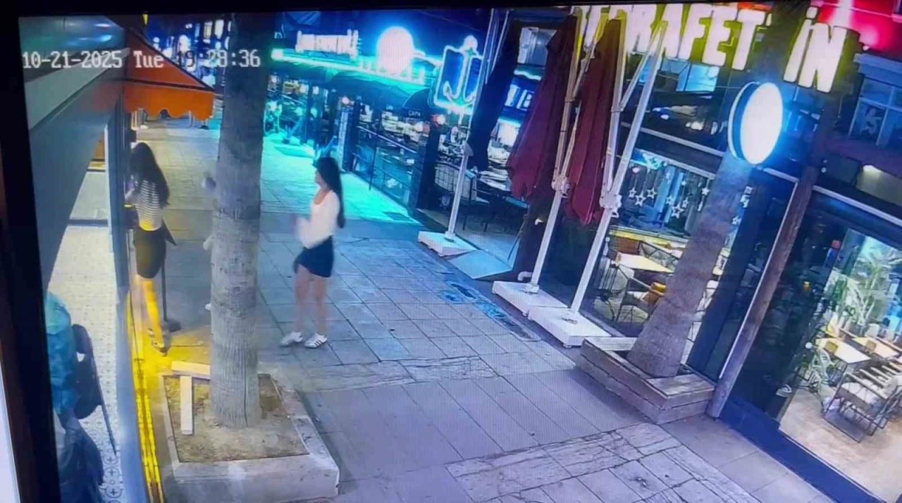 Kafeye gelenler cam kapıyı fark etmeyerek çarptı, çalışanlar &quot;Biz de ne yapacağımızı şaşırdık&quot; dedi
