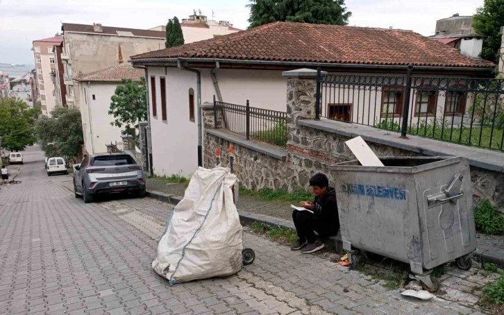 Kağıt toplayıcısı çocuğun konteyner başında ders çalışması duygulandırdı
