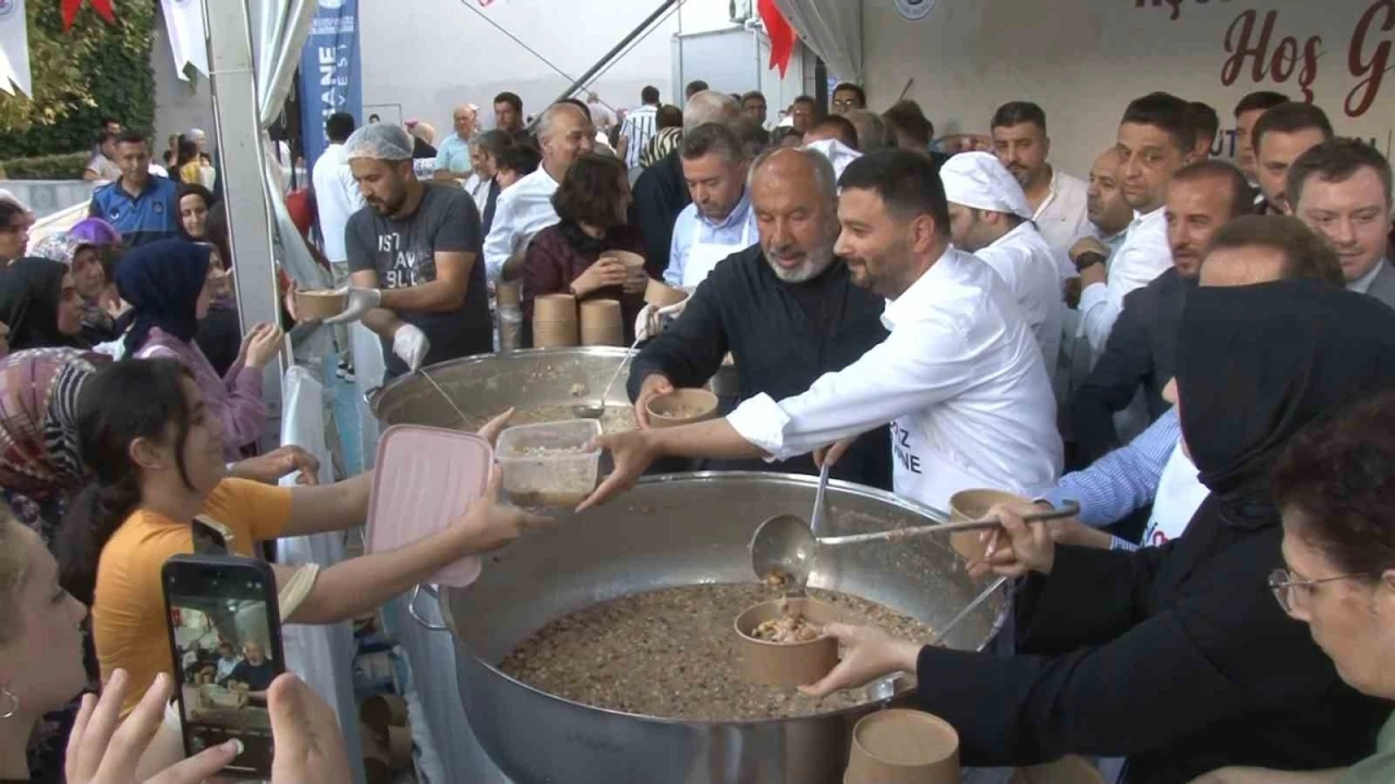 Kağıthane Belediyesi 20 binden fazla kişiye aşure dağıttı
