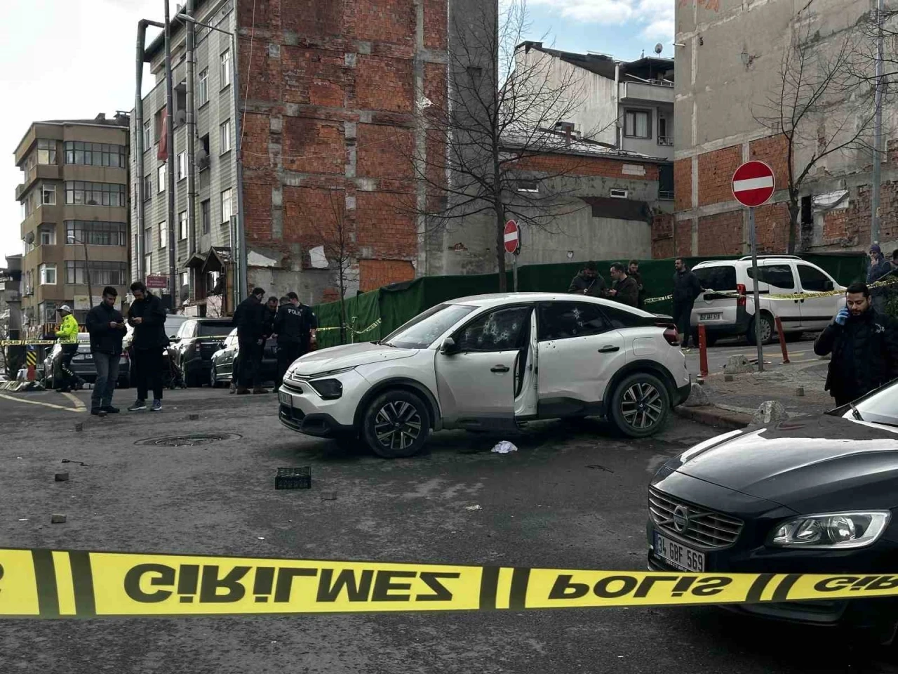 Kağıthane&rsquo;de araca y&ouml;nelik silahlı saldırı: 1 ağır yaralı
