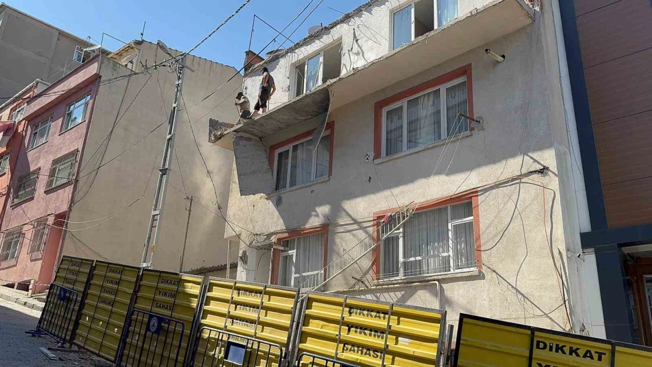 Kağıthane’de balkon çöktü, bina tedbir amaçlı mühürlendi
